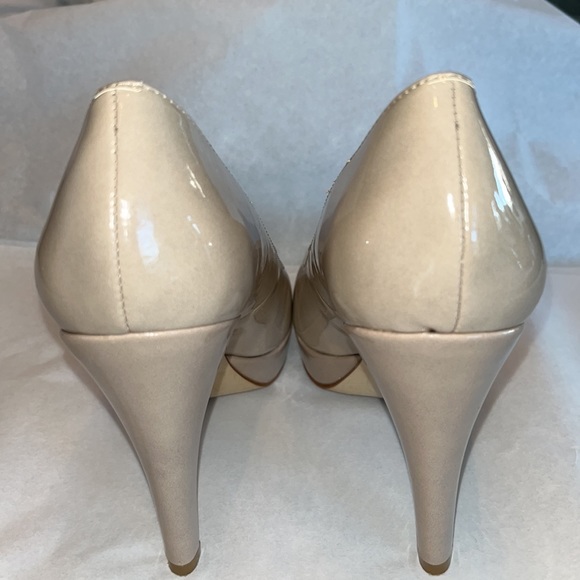 CALVIN KLEIN NUDE PATENT LEATHER PEEP-TOE HEELS.  Size 6 - Picture 5 of 8